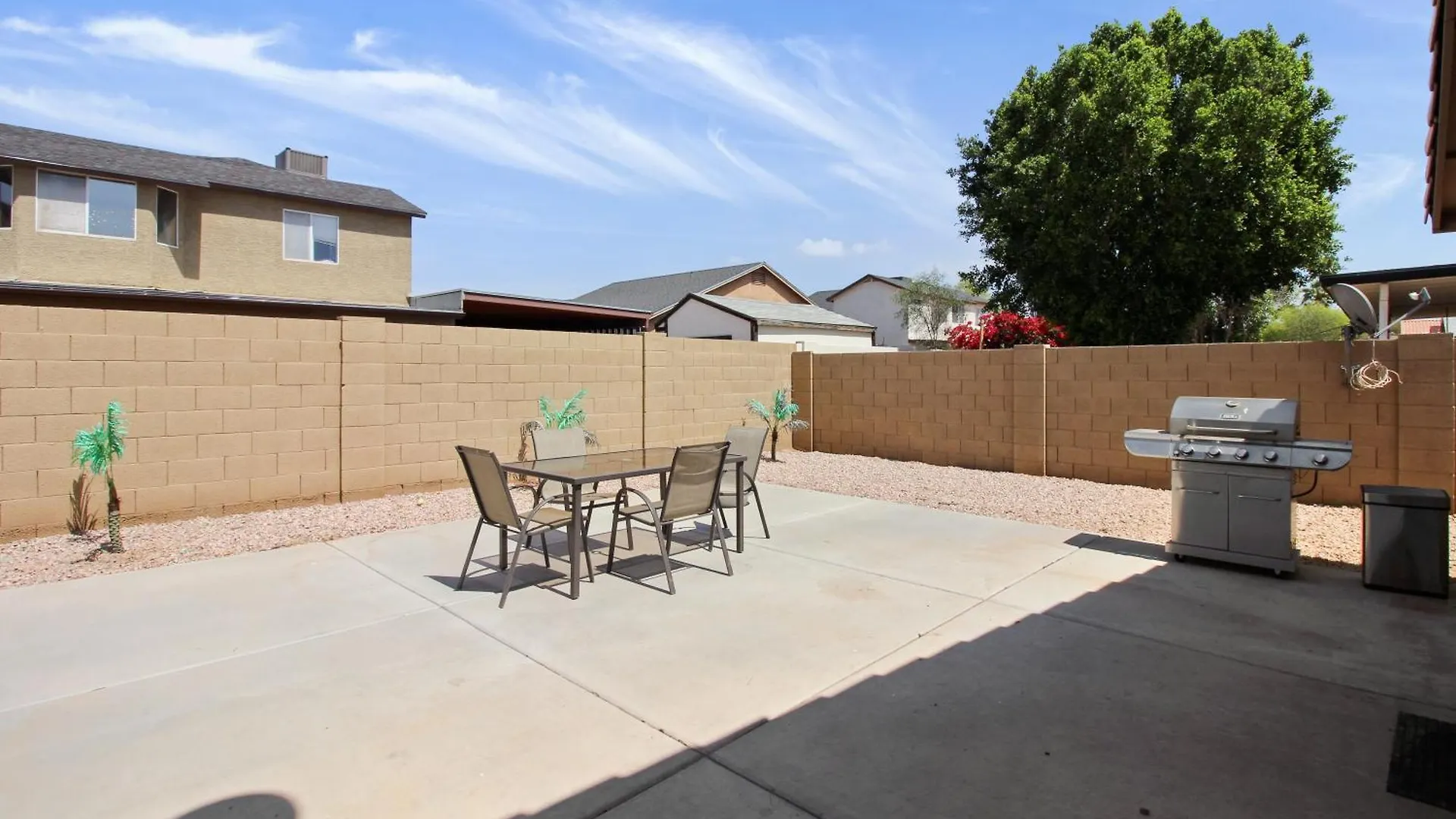 Modern Home With Tesla Charger La Fitness Home Phoenix 0*,