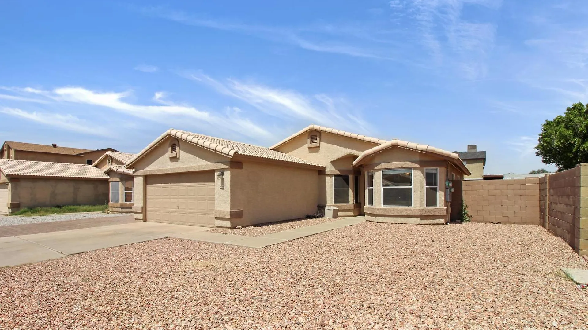 Modern Home With Tesla Charger La Fitness Home Phoenix